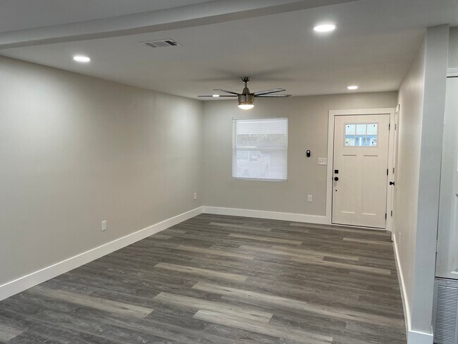 Building Photo - 112 Park Ln Dr