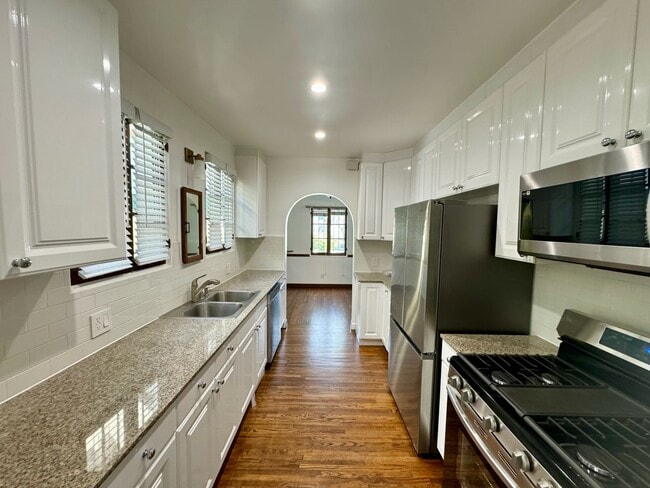 Building Photo - 427 S Bedford Dr