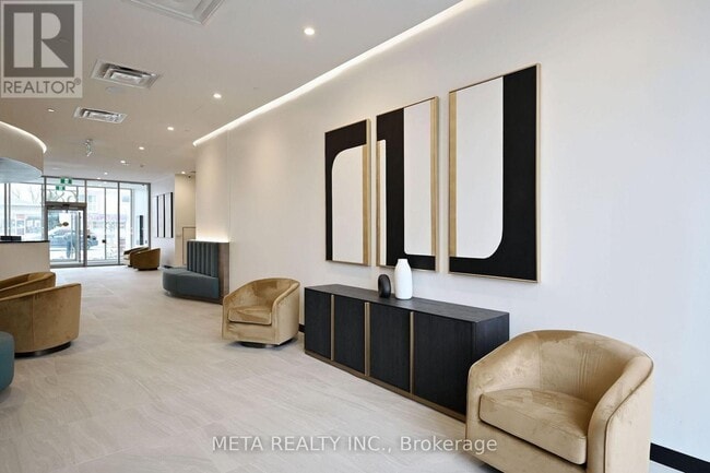 Building Photo - 689 The Queensway