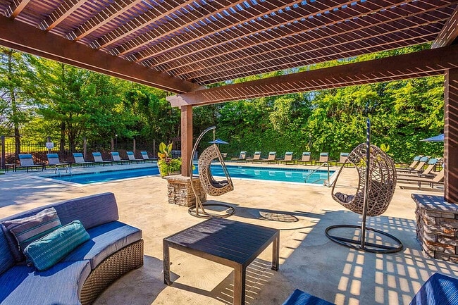 Piscina y terraza estilo resort - Timber Hollow