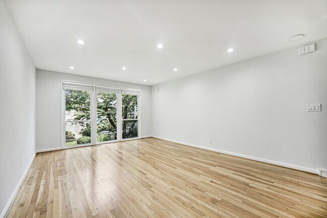 Building Photo - 3 Bed, 2 Bath, Recently Updated! Easy Walk...