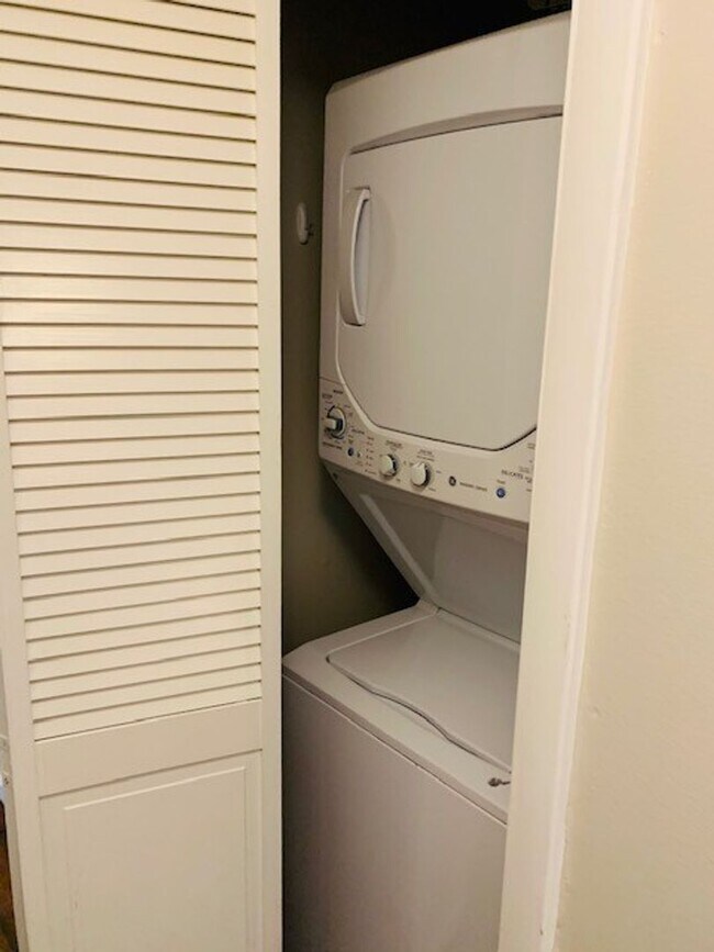 Building Photo - 714 9th St SE