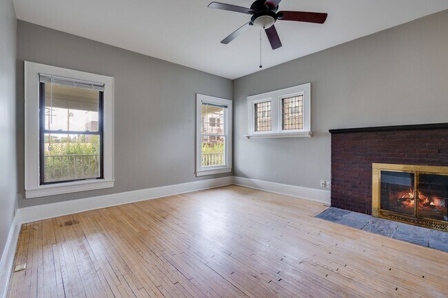 Foto del edificio - Historic Charm Meets Modern Living in the Heart of Lowry Hill