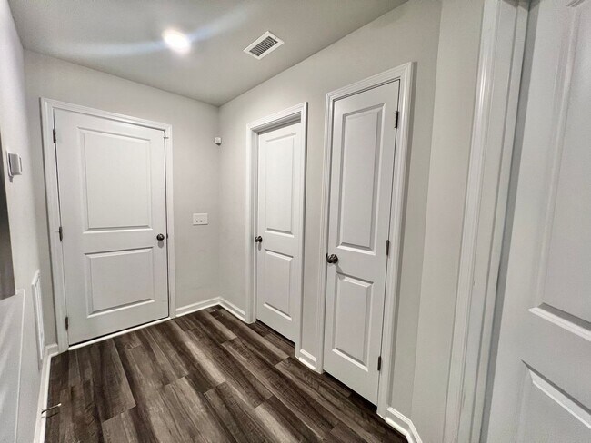 Foto del edificio - Stunning 3BD, 2.5BA Raleigh Townhome with ...