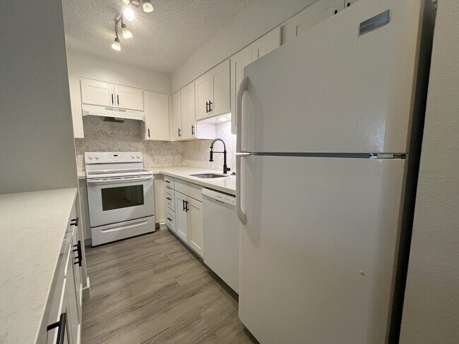 Foto del edificio - Cozy 1-Bedroom Retreat with Modern Finishe...