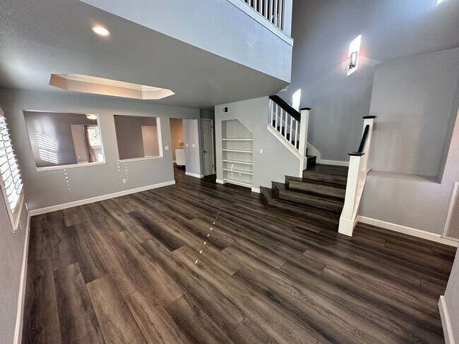 Foto del edificio - Beautiful 5 Bedroom 4 Bathroom with SOLAR