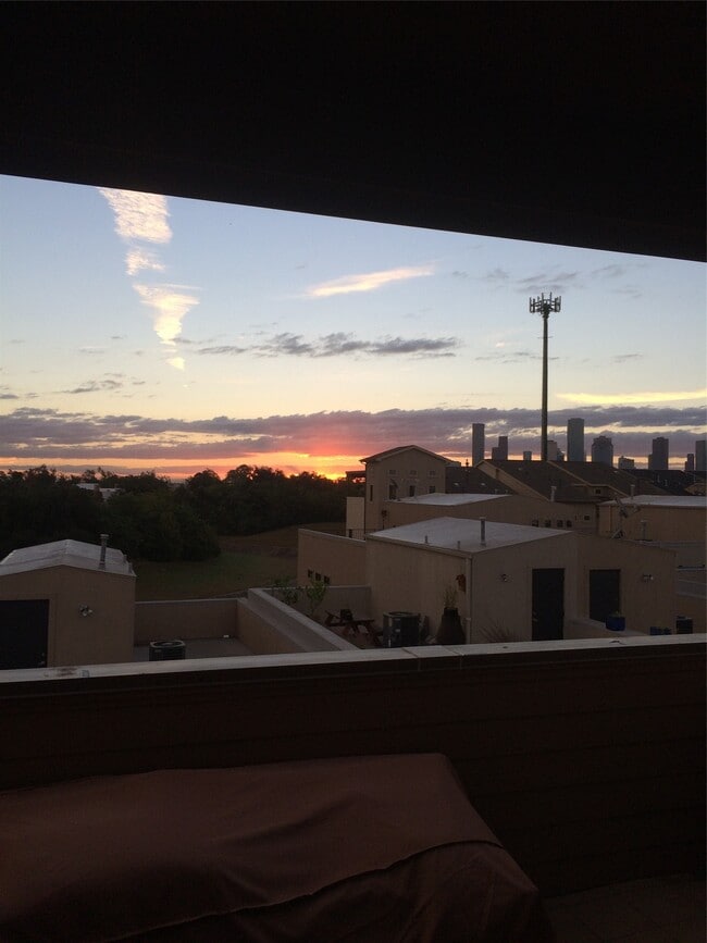 Building Photo - 115 E 2nd St