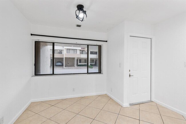 Building Photo - 1693 Cypress Pointe Dr