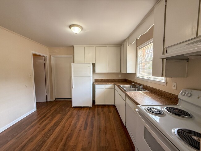 Building Photo - 2 Bedroom 1 Bath Duplex for Rent in Pensac...