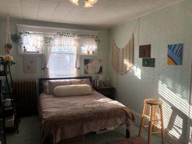 Foto del edificio - AVAILABLE JUNE - Upper 2 Bed 1 Bath Apt w/ Private Laundry