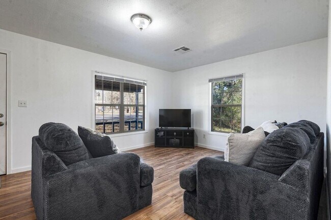 Building Photo - 472 E Main St