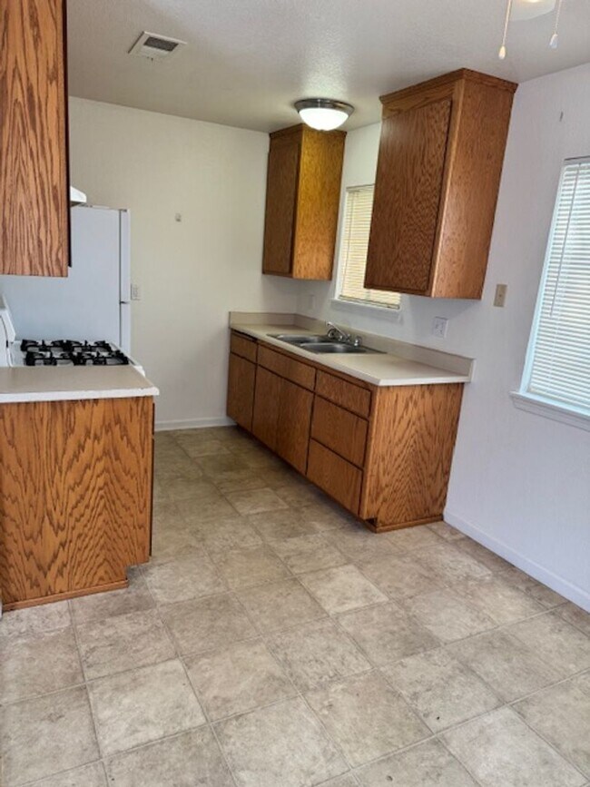 Foto del edificio - Anderson 3Bed Duplex- Garbage & Water Included!