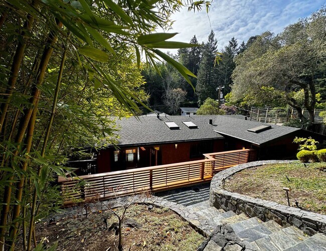 Foto del edificio - Stunning Craftsman in Larkpsur