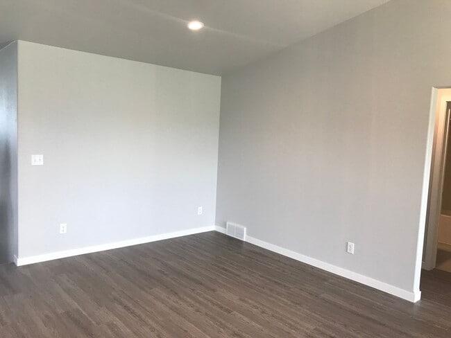 Building Photo - 4 Bed 2 Bath Single Family Home