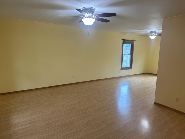 Foto del edificio - For Rent: Spacious 3 Bedroom, 2.5 Bath Sin...
