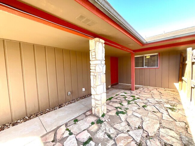 Foto del edificio - MUST SEE! 2 Bedroom / 1.5 Bath Duplex w/ Garage!