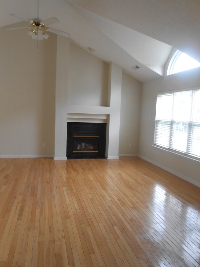 Building Photo - 3404 Crimson Wood Dr