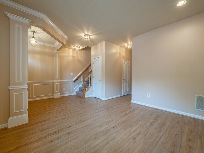 Building Photo - Beautiful Bright End Unit Town Home Steps ...