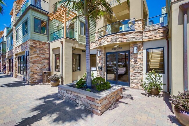 Foto del edificio - Steps From The Beach w/ All Utilities Included Available Jan - May 2025