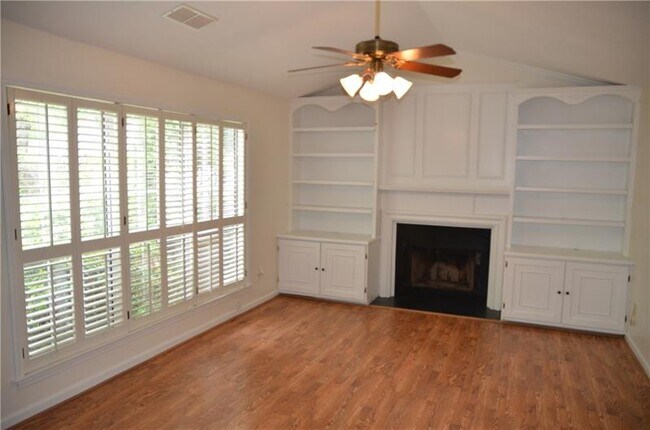 Building Photo - 11860 Carriage Park Ln