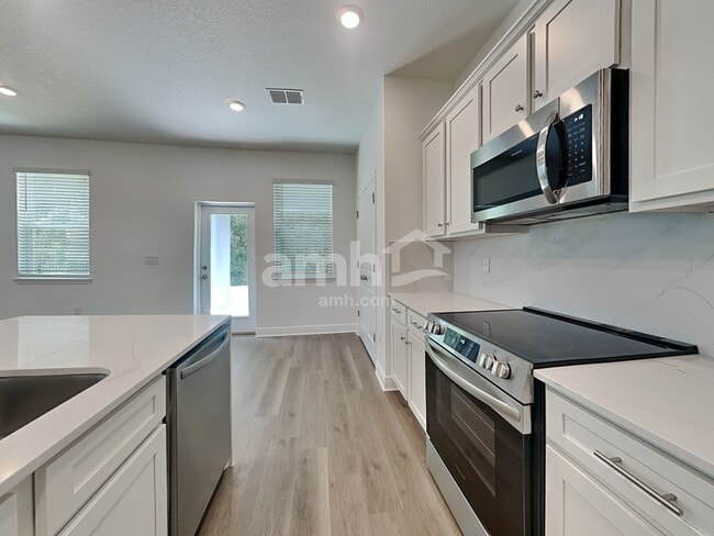 Foto del edificio - 6649 Atlantic Bch Ave