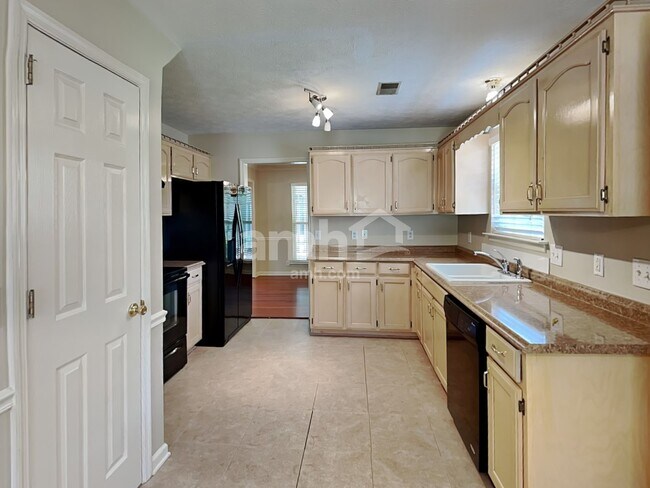 Foto del edificio - 1013 Victoria Ln W