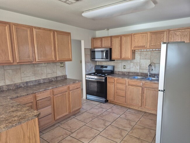 Foto del edificio - 4- Bedroom 1.5 bath home with over 1400sqft of living space!!