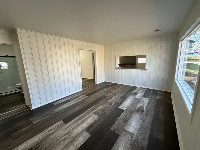 Foto del edificio - FREE MAY RENT!! Freshly Updated 2 Bedroom ...