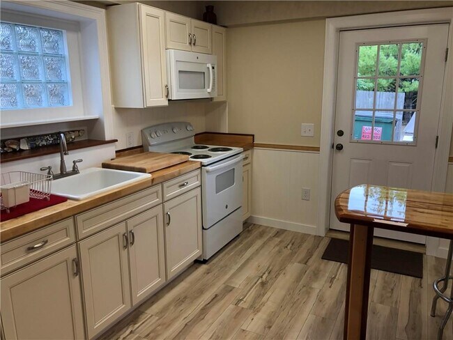 Building Photo - 26 Douglas St