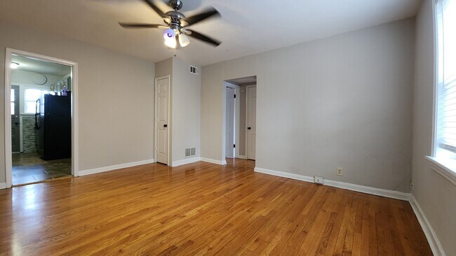 Foto del edificio - 7876 Big Bend Blvd