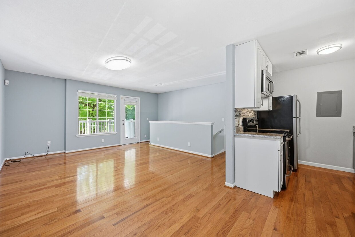 Stylish Two-Level Condo in Gables of Tuckerman Near Pike & Rose! - Stylish Two-Level Condo in Gables of Tuckerman Near Pike & Rose!