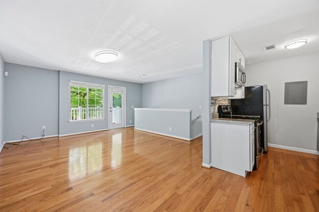 Stylish Two-Level Condo in Gables of Tuckerman Near Pike & Rose! - Stylish Two-Level Condo in Gables of Tuckerman Near Pike & Rose!