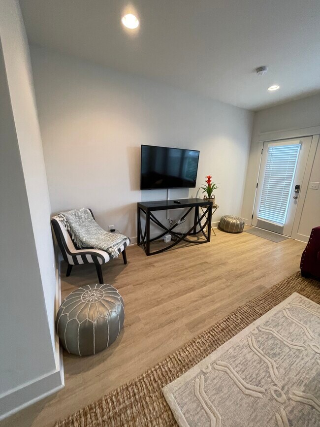 Main living area - 407 High St
