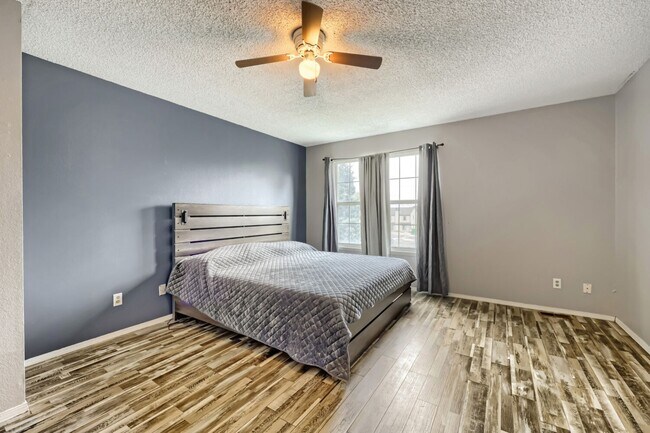 Building Photo - Modern Living in Aurora – Fully Updated 2BR Townhome with Reserved Parking and Pool!