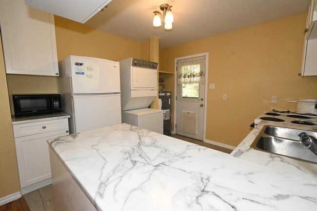 Building Photo - 2 bedroom in Kitimat BC V8C 1G8