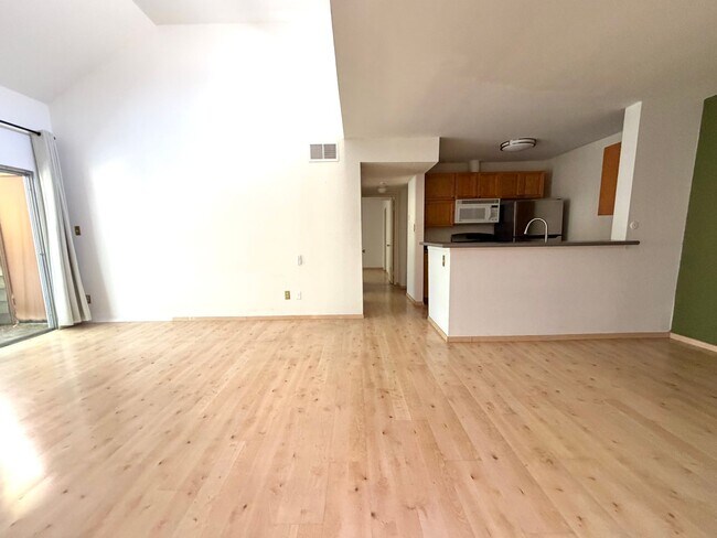 Foto del edificio - Bright & Updated 2bed 1 bath Tarzana Condo in Gated Community!