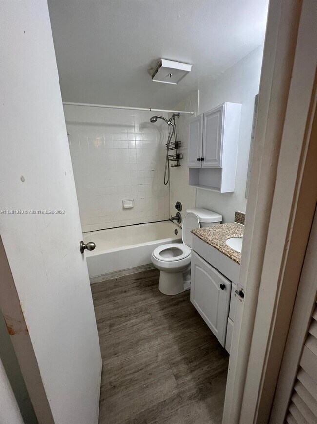 Foto del edificio - 3410 Foxcroft Rd