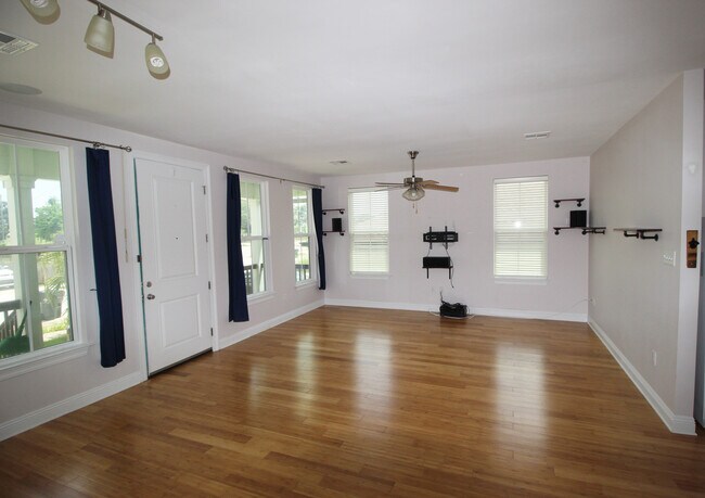 Building Photo - 1306 Foy St
