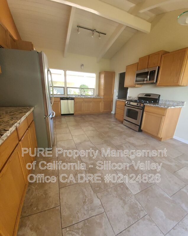Foto del edificio - 21224 Saratoga Hills Rd