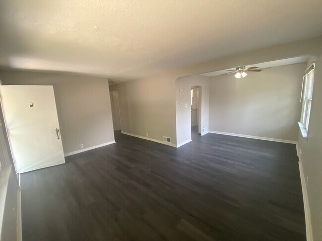 Foto del edificio - Recently Renovated Two Bedroom Coming Avai...
