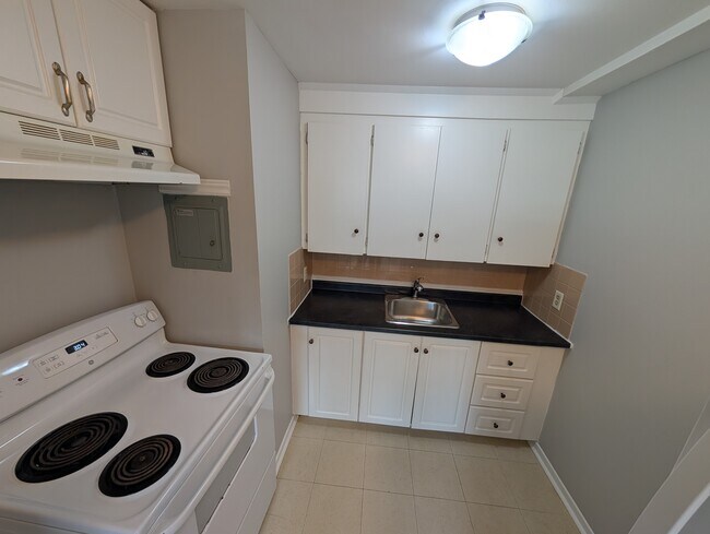 Photo du bâtiment - Comfy 1-Bedroom Apartment – Heat & Hot Water Included! *Pet Friendly*