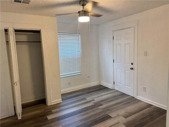 Building Photo - 8917 Apricot St