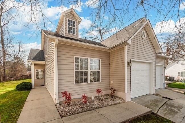 Building Photo - Cozy 2-Bedroom End Unit Available NOW!