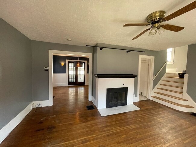 Building Photo - Three bedroom one bathroom home for rent