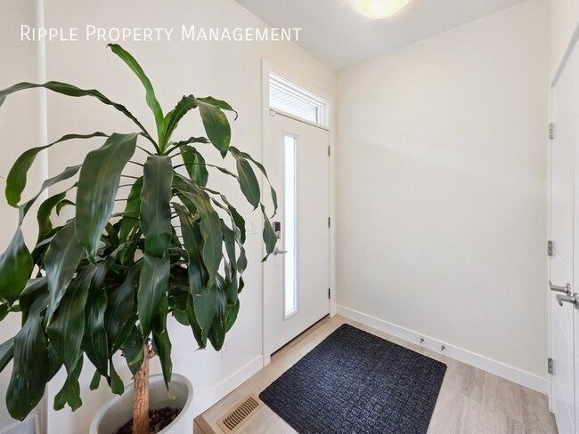 Building Photo - BEAUTIFUL SEMI-FURNISHED OPTIONAL 3-BED, 3.5-BATH TOWNHOUSE | PRIME SAGE HILL LOCATION