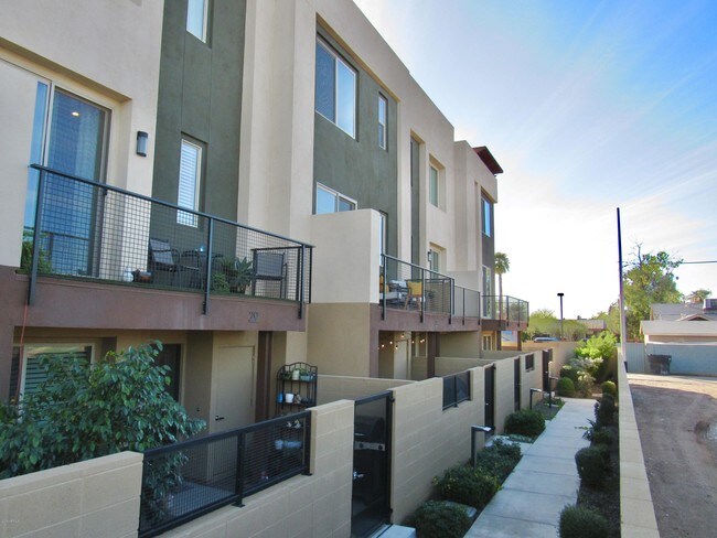 Building Photo - 820 N 8th Ave
