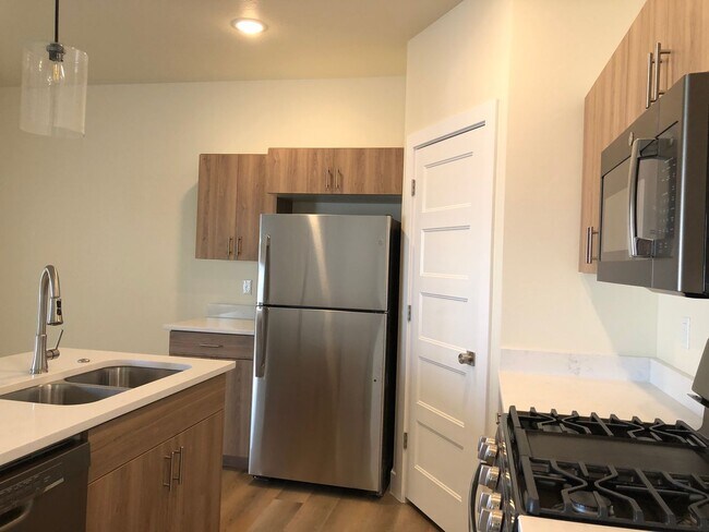 Building Photo - 3 Bedroom Bright and Spacious with Balcony
