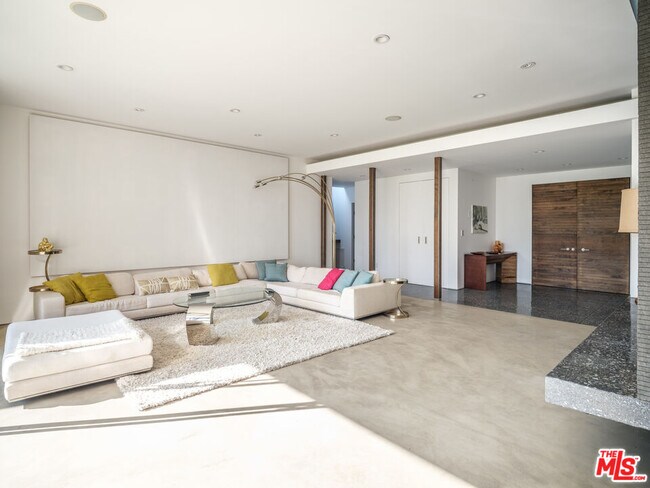 Foto del edificio - 1615 Rising Glen Rd