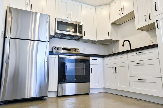Building Photo - 567 Madrona St