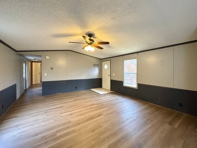 Building Photo - 3/2 Split Floor Plan!